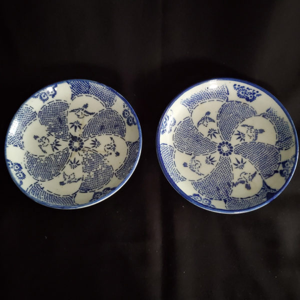 Pair of Arita Imari small plates with birds Japan