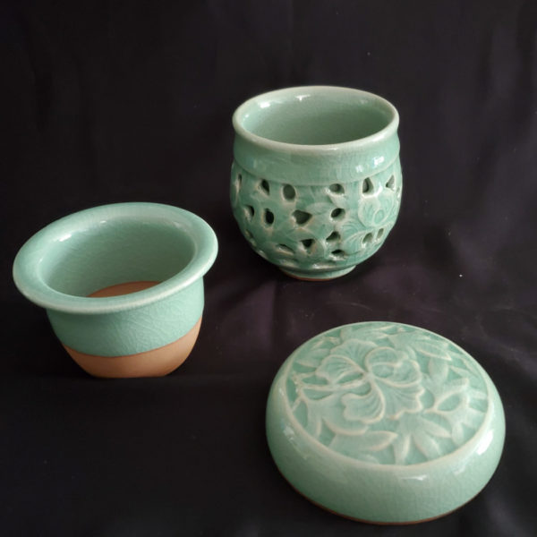 Korean double paned celadon teacup with tea infuser and lid - Image 2